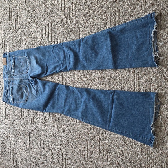 American Eagle Super Hi Rise Flare Jeans Size 2 X-Long Distressed - Picture 6 of 9